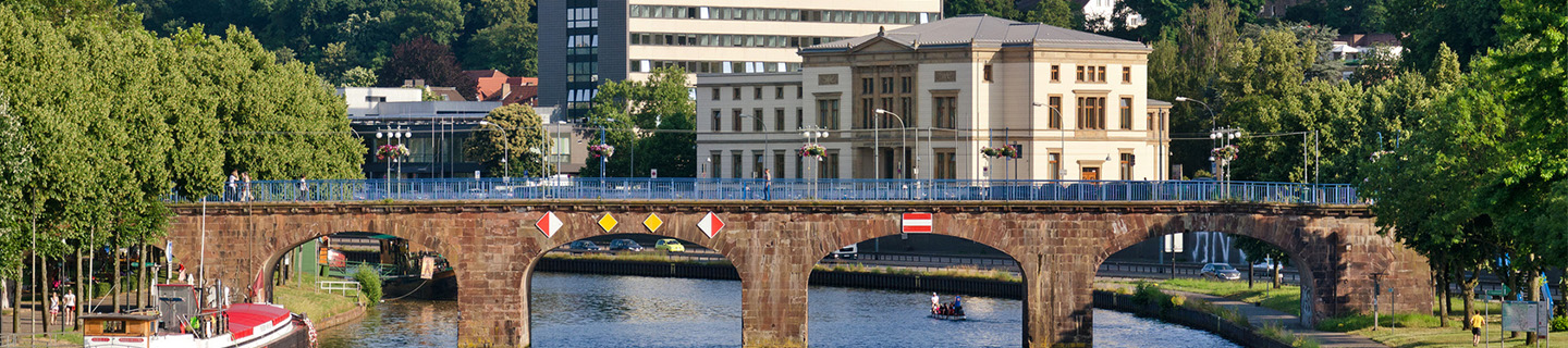 Alte Brücke führt über die Saar in Saarbrücken